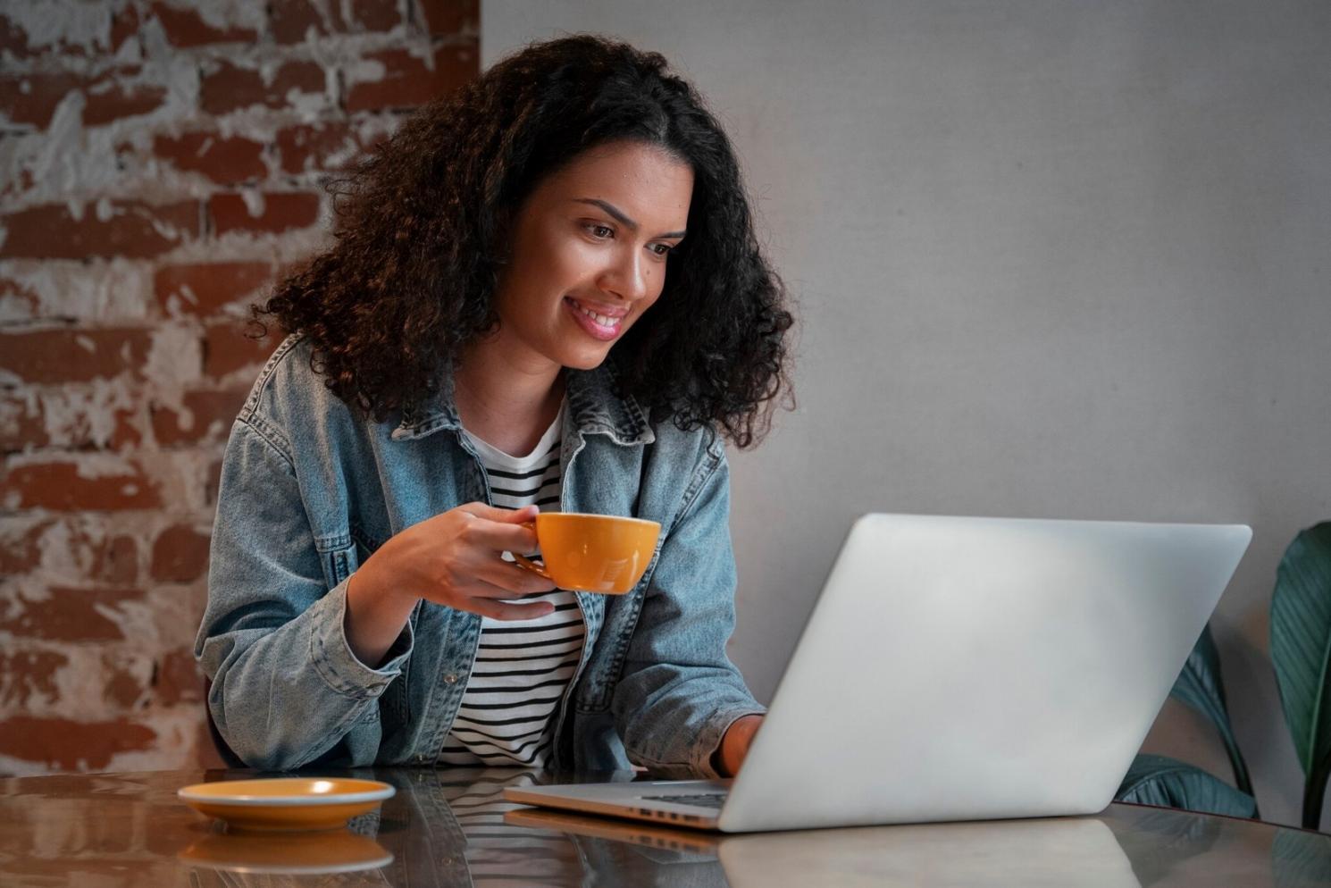 Estudiante aprendiendo sobre finanzas de manera flexible